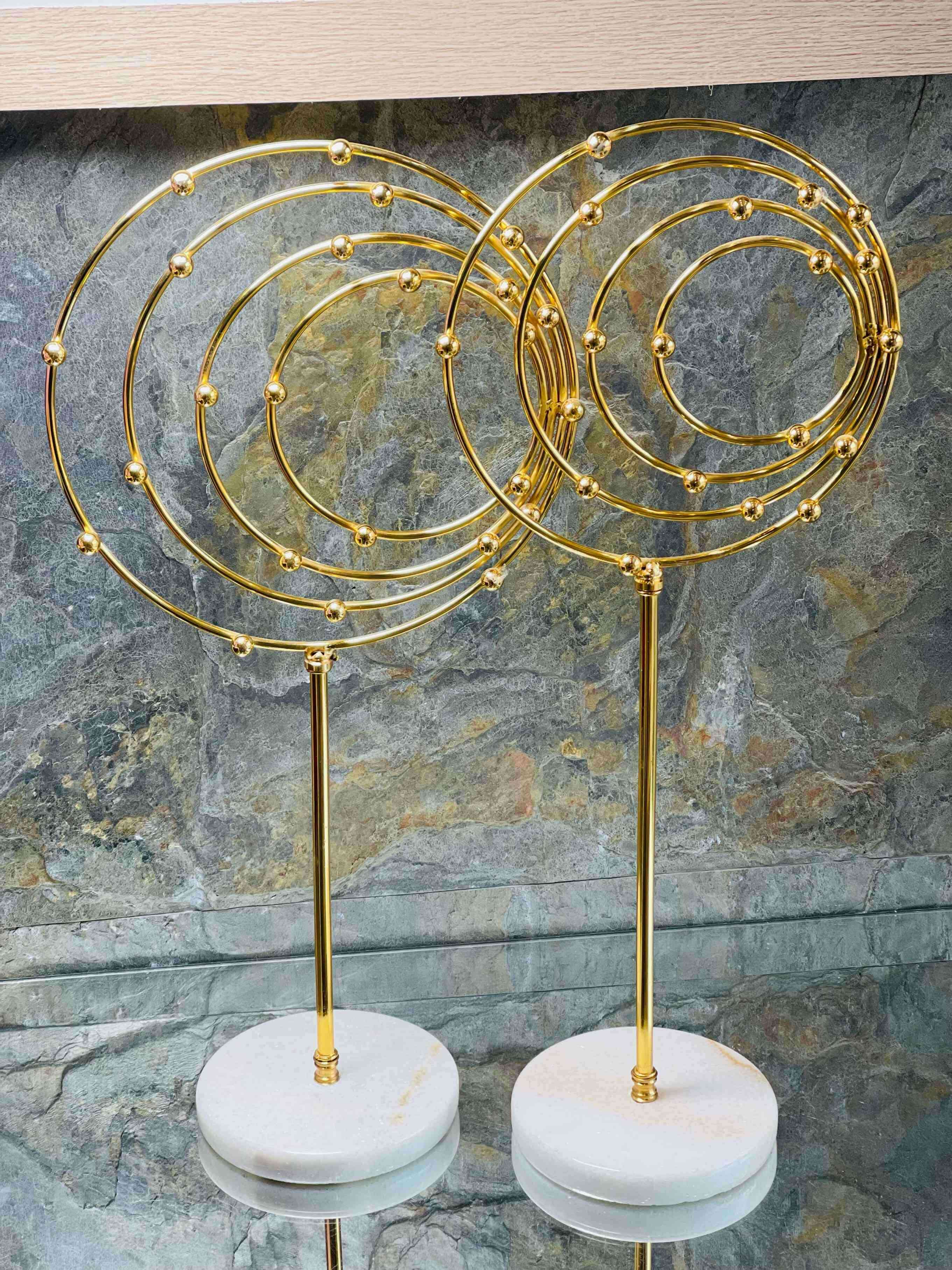 Duo de Sculptures Dorées sur Socle en Marbre