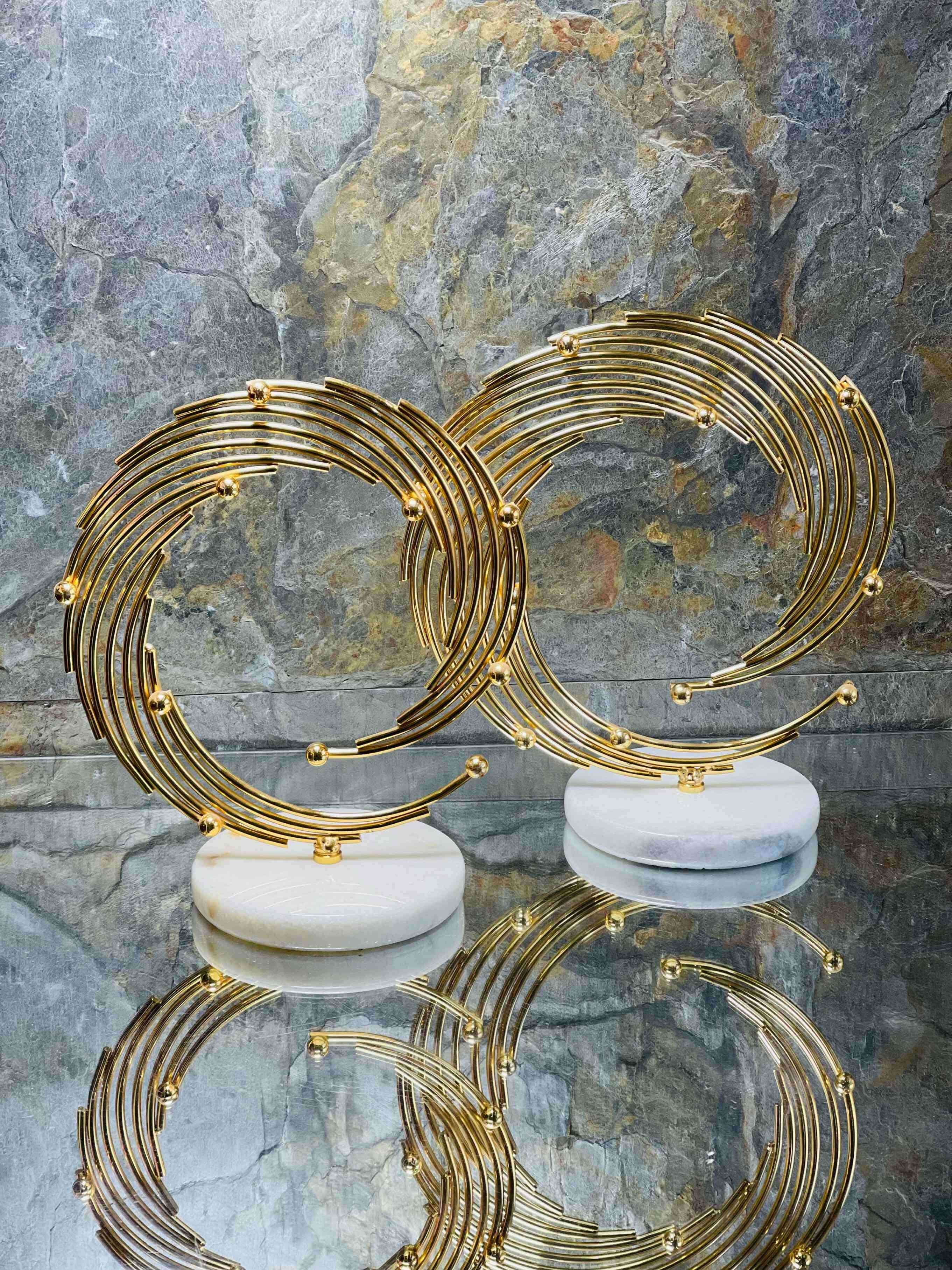 Ensemble de deux sculptures décoratives avec support en marbre