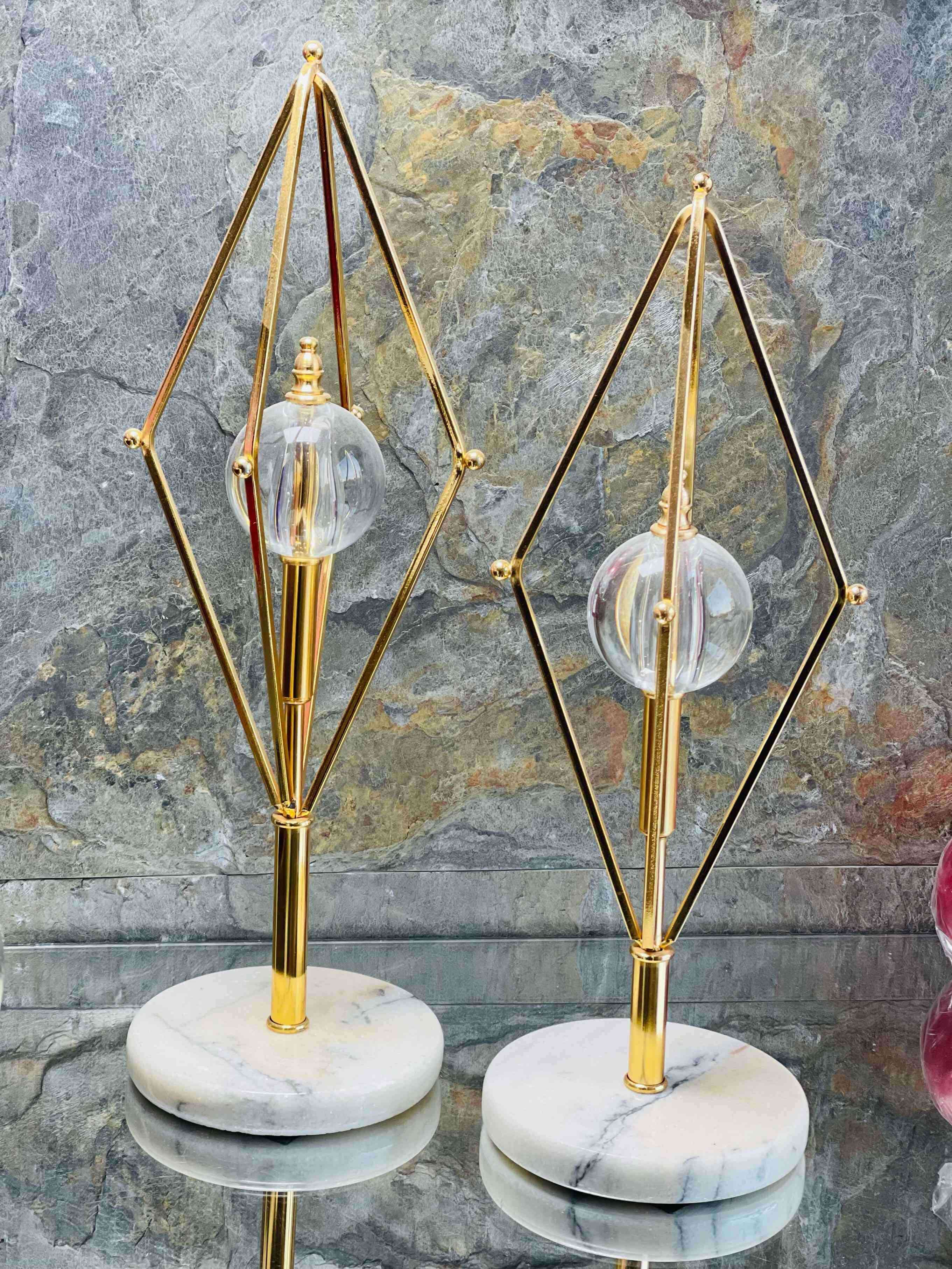 Duo de Sculptures Dorées sur Socle en Marbre