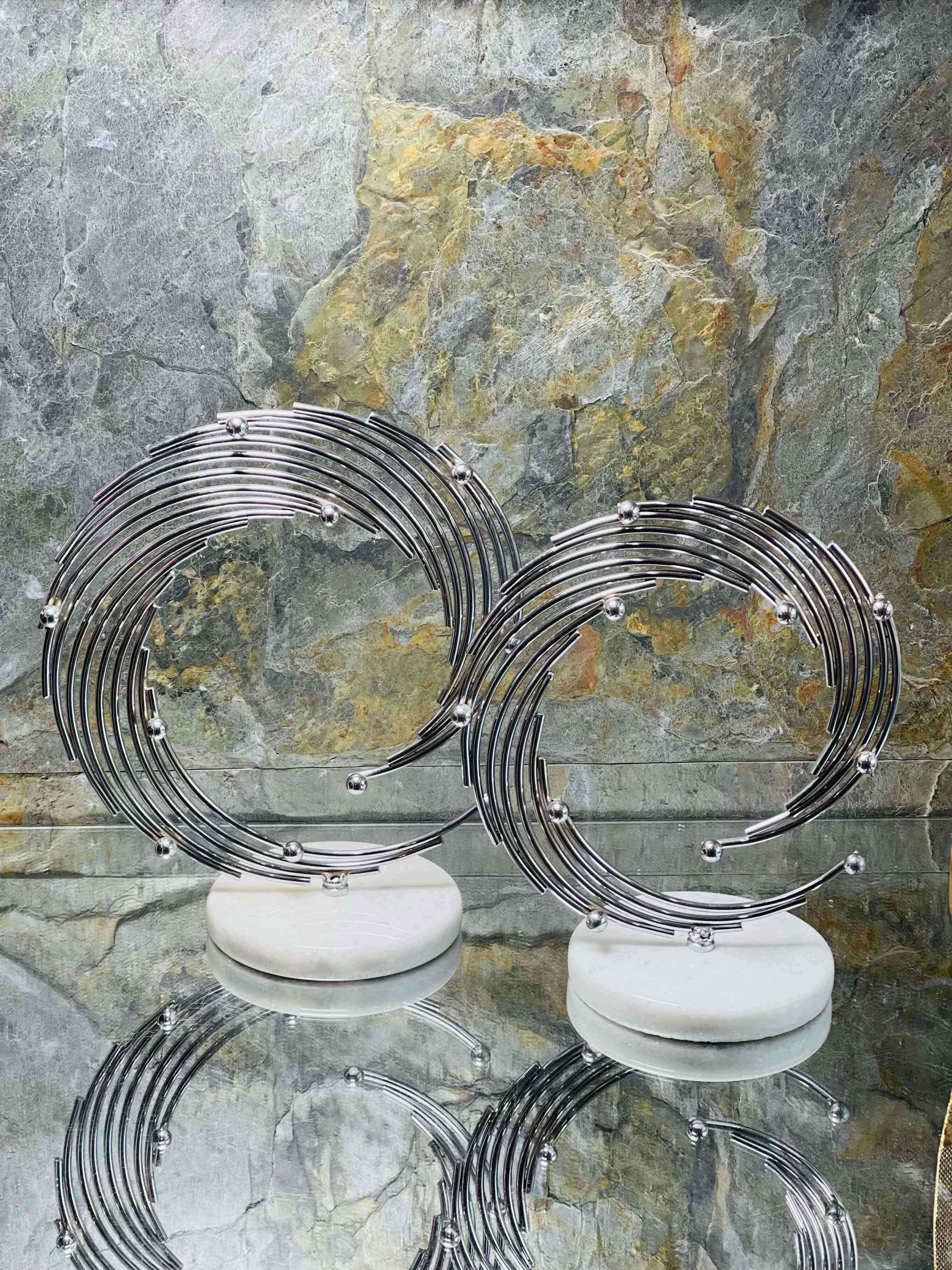 Ensemble de deux sculptures décoratives avec support en marbre